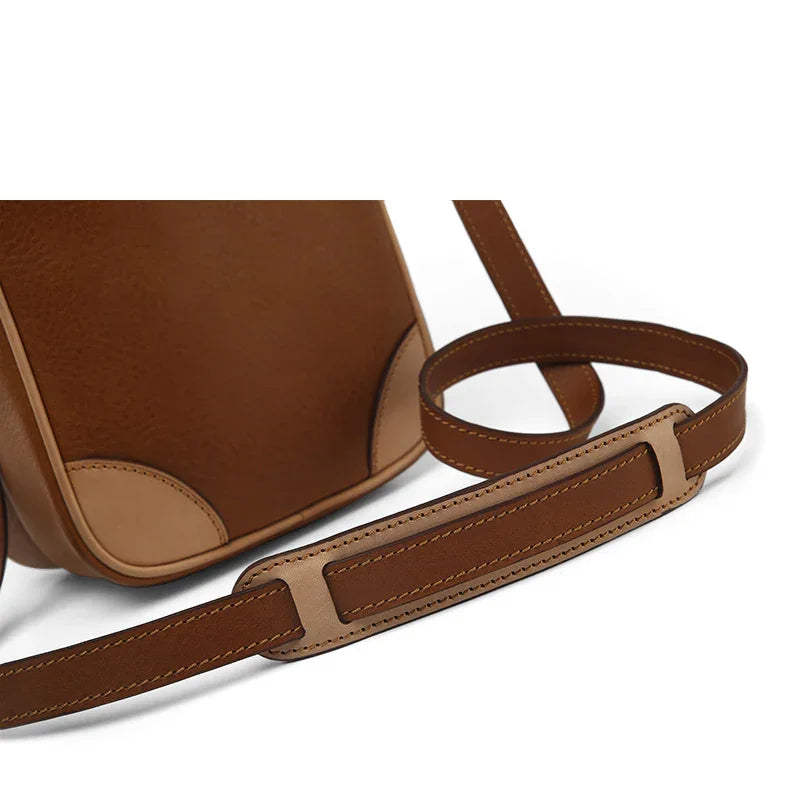close uo of the pad on the shoulder strap for the brown reporter bag